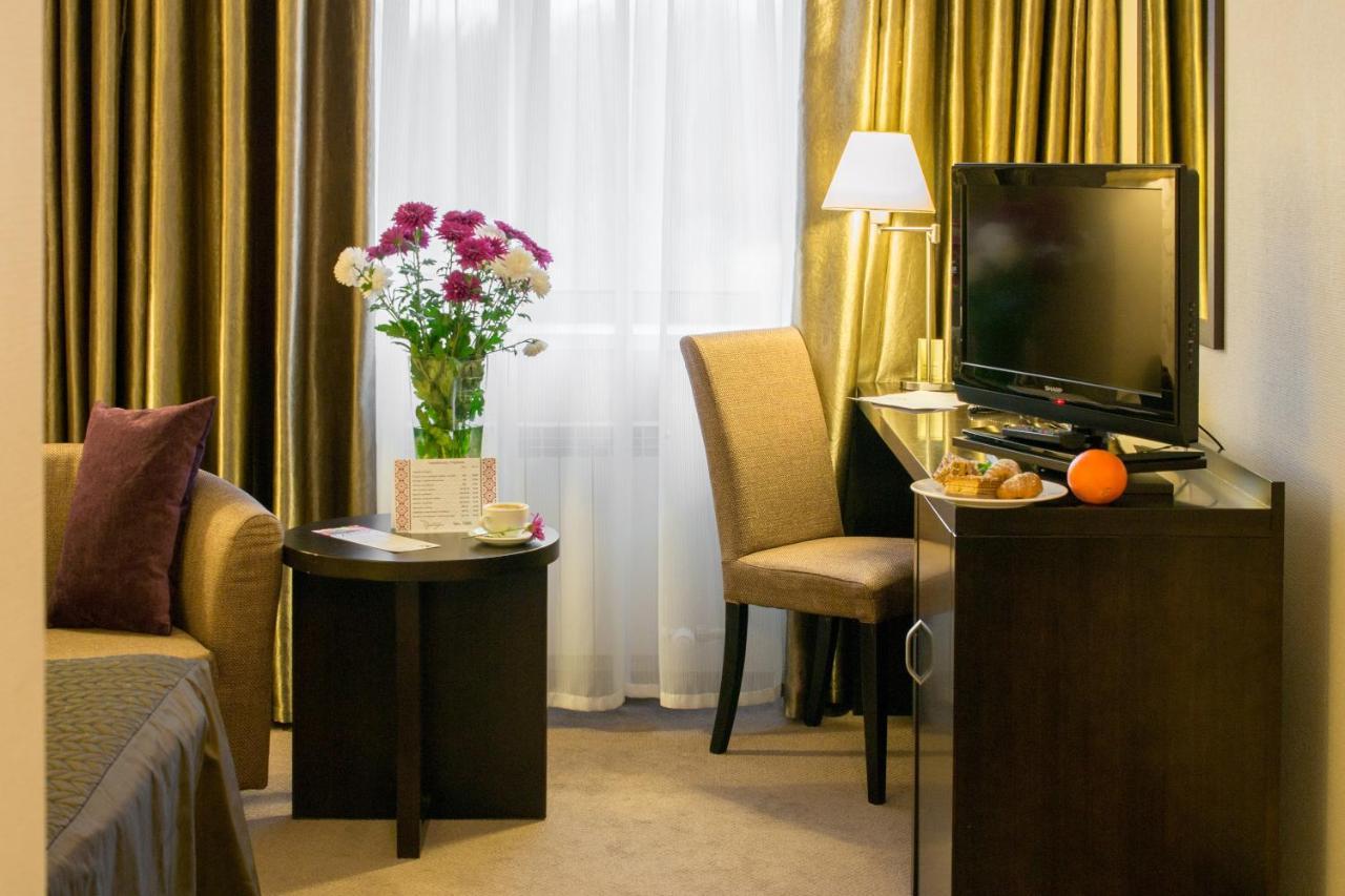 Riverside- Hotel And Mice TTchernihiv Extérieur photo
