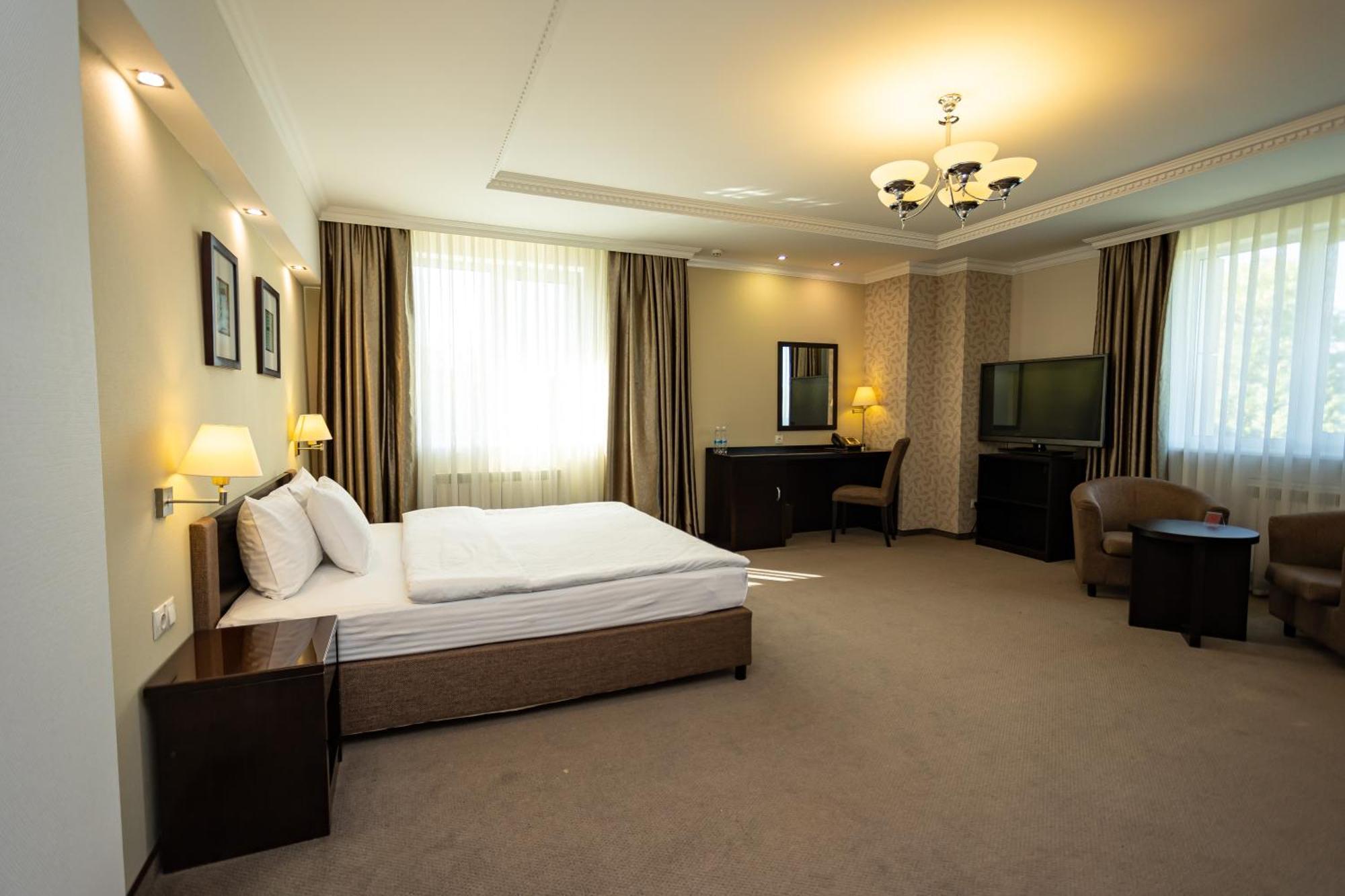 Riverside- Hotel And Mice TTchernihiv Extérieur photo