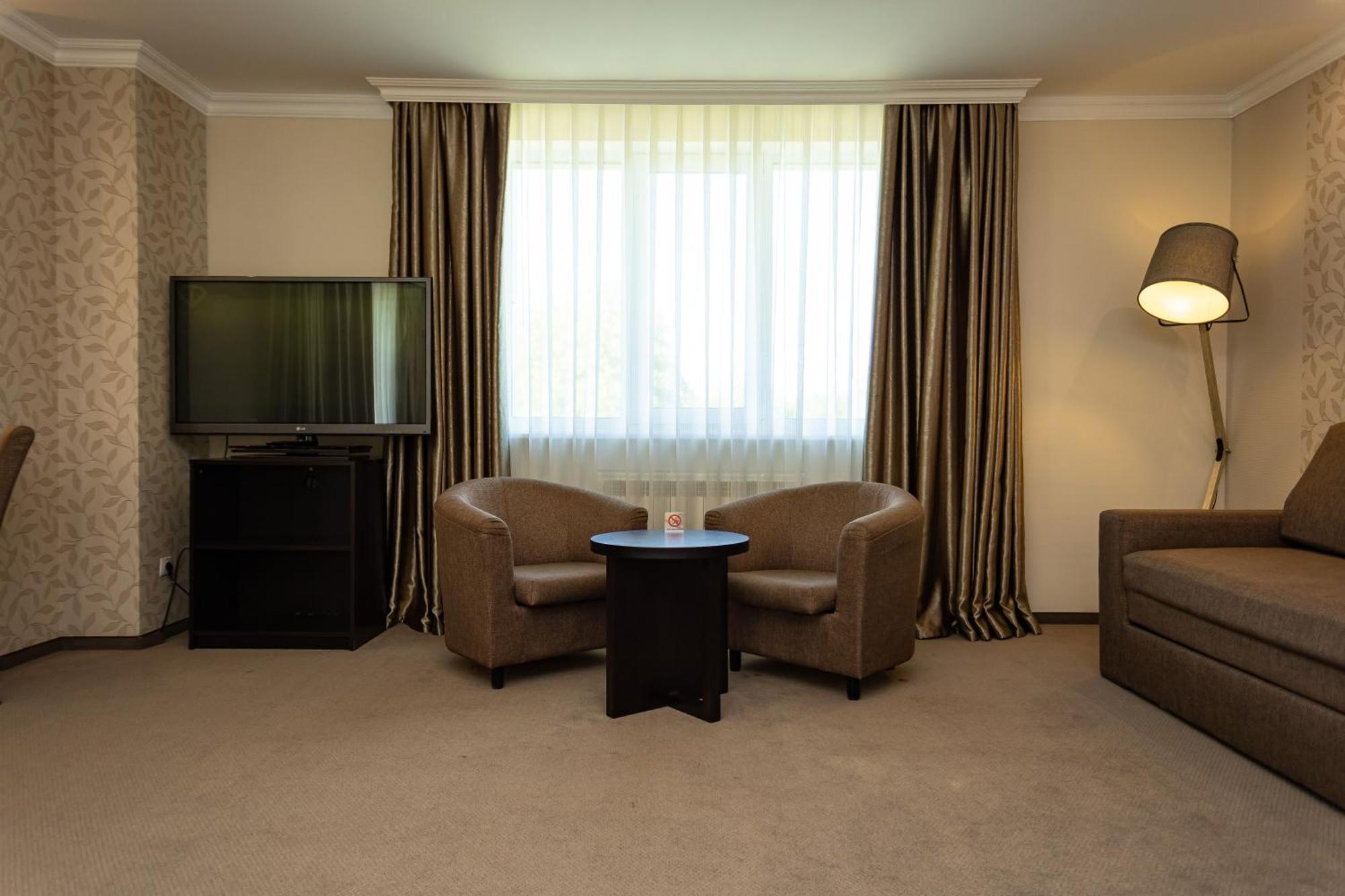 Riverside- Hotel And Mice TTchernihiv Extérieur photo
