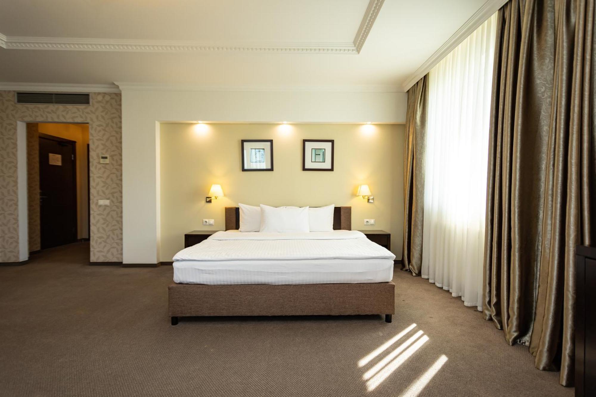 Riverside- Hotel And Mice TTchernihiv Extérieur photo