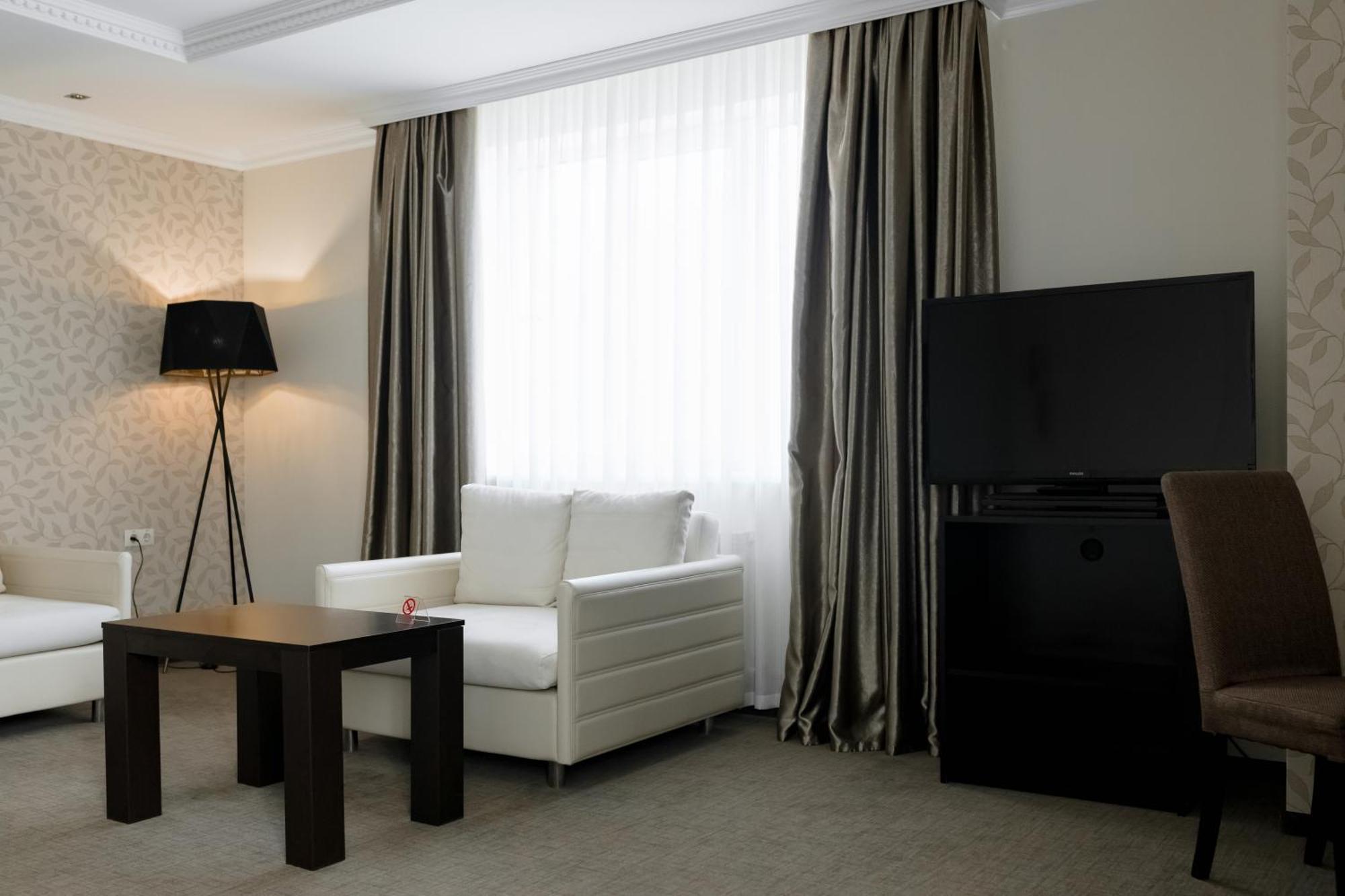 Riverside- Hotel And Mice TTchernihiv Extérieur photo