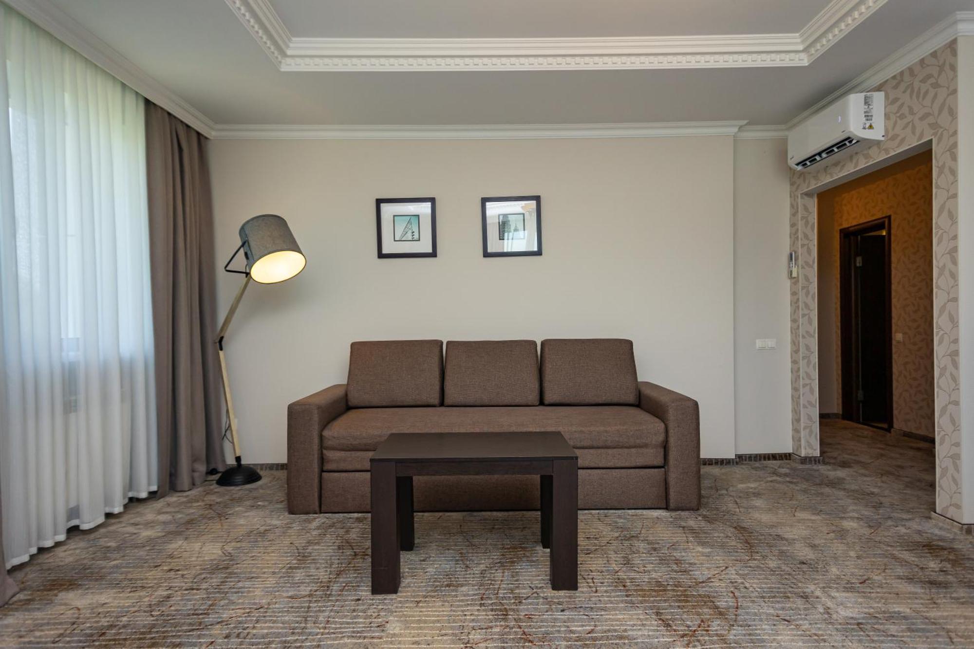 Riverside- Hotel And Mice TTchernihiv Extérieur photo