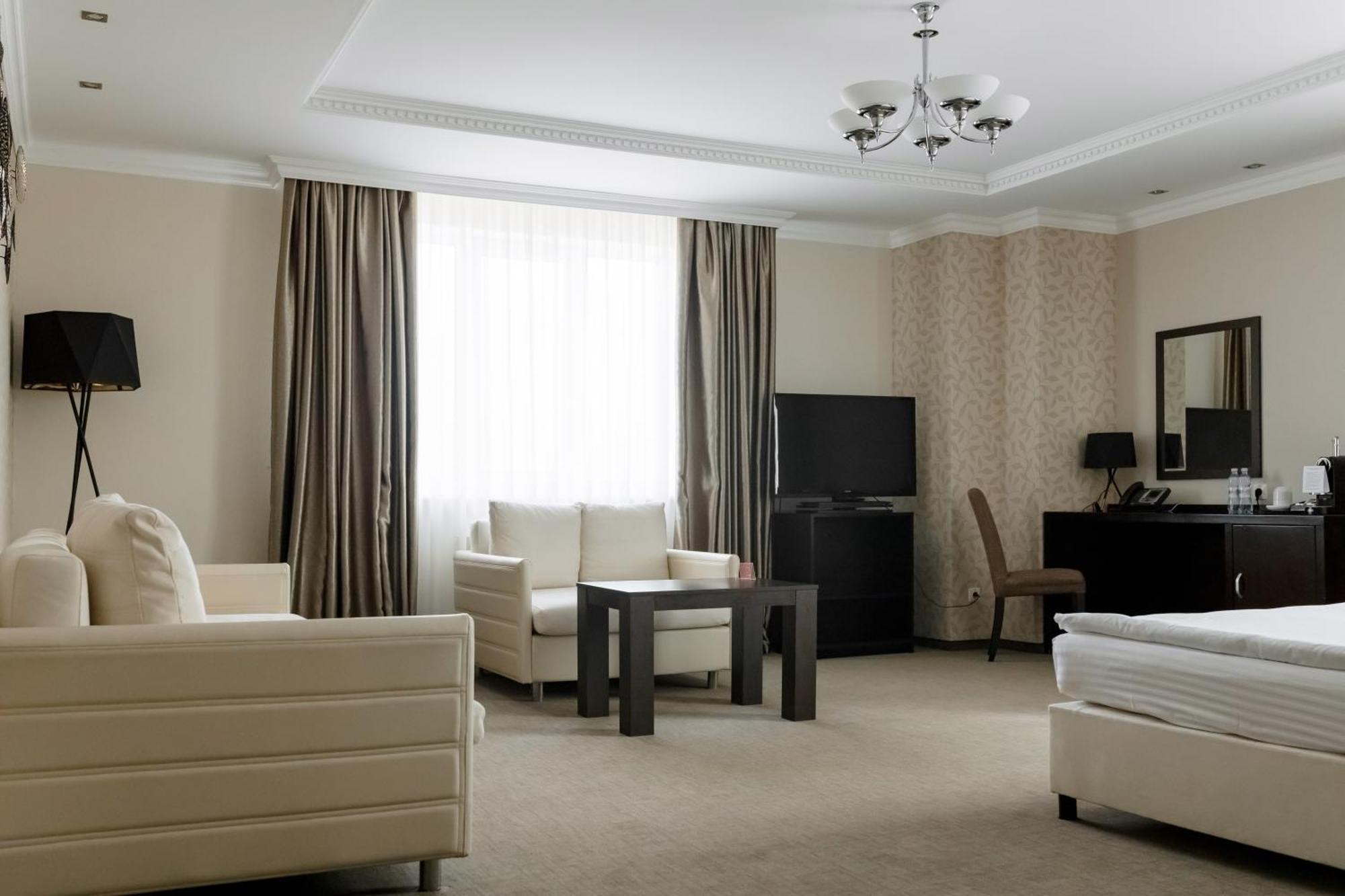 Riverside- Hotel And Mice TTchernihiv Extérieur photo